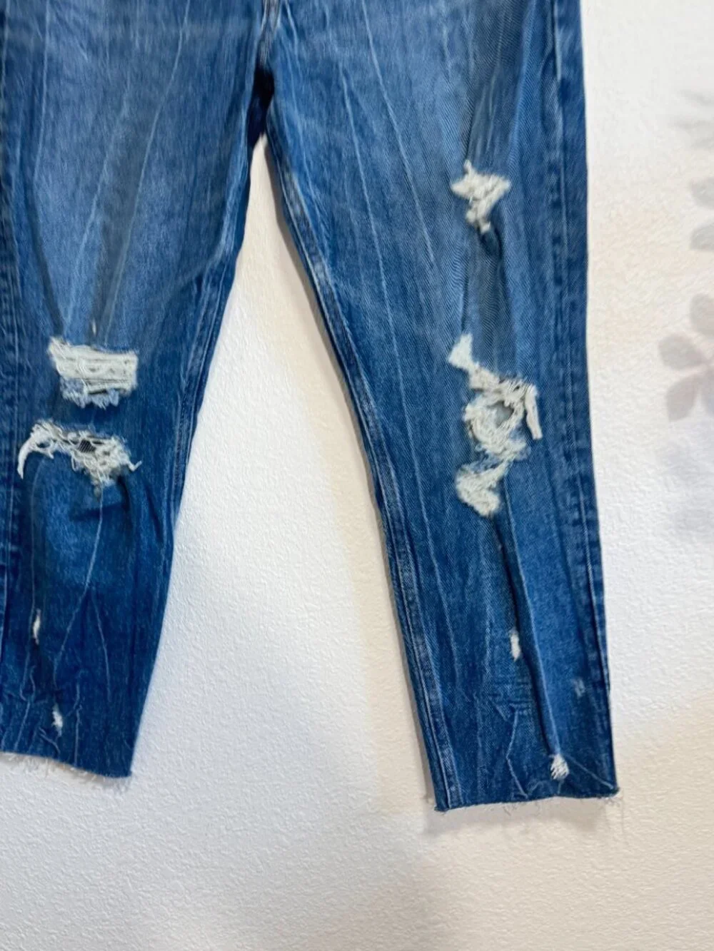 ☀️ NEW ABERCROMBIE & FITCH Dark Wash Distressed High Rise Mom Jeans 28 Short - Picture 4 of 10